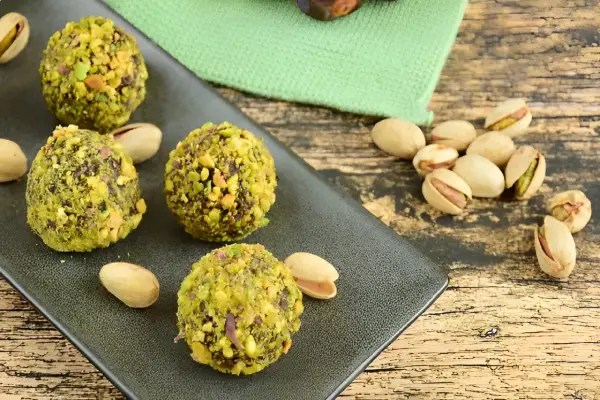 ترافل پسته و شکلات رژیمی (موارد لازم – طرز تهیه)