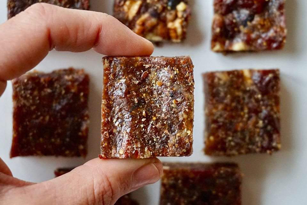 طرز تهیه انرژی‌ بار خرما و مغزها
